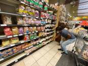 ARCHIV: Menschen in einem Supermarkt ein in Los Angeles, Kalifornien, USA