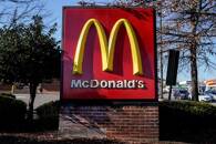ARCHIV: Das Logo eines McDonald's-Restaurants am 27. Januar 2022 in Arlington, Virginia, USA