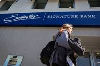 ARCHIV: Eine Frau geht an einer Signature Bank in Brooklyn vorbei, New York, USA
