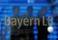 ARCHIV: Mitarbeiter der bayerischen Landesbank BayernLB gehen in der BayernLB-Zentrale in München in der Nähe des Logos der Bank spazieren