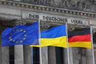 ARCHIV: Eine ukrainische Nationalflagge flattert zusammen mit der Flagge der Europäischen Union und der deutschen Nationalflagge vor dem Reichstagsgebäude, dem Sitz des deutschen Bundestages, Berlin, Deutschland.