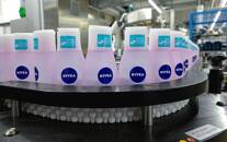 ARCHIV: Nivea-Flaschen an einer Produktionslinie im Werk des deutschen Körperpflegeunternehmens Beiersdorf in Hamburg