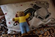 ARCHIV: Ein Stofftier in den Farben der ukrainischen Flagge liegt auf einem Bett im Rehabilitationszentrum Lelechenya (Kleiner Storch) in Dzhuriv, Oblast Iwano-Frankiwsk, Ukraine, 18. Juni 2022. REUTERS/Pavlo Palamarchuk