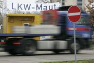 ARCHIV: Ein Lkw fährt an der deutsch-schweizerischen Grenze in Weil am Rhein bei Basel, Schweiz, vorbei. REUTERS/Ruben Sprich RS/ABP