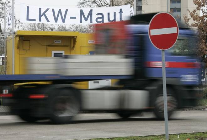 ARCHIV: Ein Lkw fährt an der deutsch-schweizerischen Grenze in Weil am Rhein bei Basel, Schweiz, vorbei. REUTERS/Ruben Sprich RS/ABP