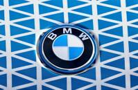 ARCHIV: Das Logo des Automobilherstellers BMW in Brüssel