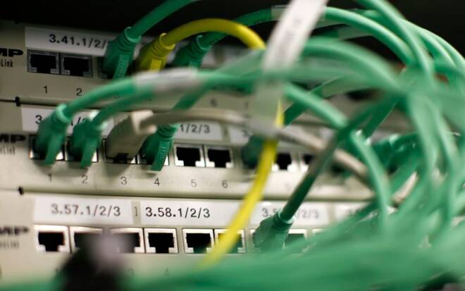 ARCHIV: Ethernet-Kabel, die für Internetverbindungen verwendet werden, in einem Berliner Büro