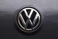 ARCHIV: Volkswagen-Logo auf einem Auto des deutschen Automobilherstellers in einer Straße in Sydney, Australien
