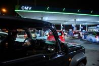 ARCHIV: Autofahrer warten auf Kraftstoff an einer Tankstelle der OMV Gruppe in Budapest, Ungarn