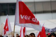 ARCHIV: Verdi-Logo während eines Streiks in Frankfurt, Deutschland
