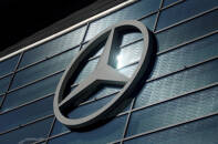 ARCHIV: Das Mercedes-Benz Logo in Frankfurt, Deutschland