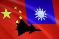 ARCHIV: Flugzeug vor der chinesischen und taiwanesischen Flagge