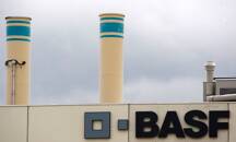 ARCHIV: Das Logo von BASG an der Fassade des BASF-Werks Schweizerhalle bei Basel