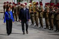 Der ukrainische Verteidigungsminister Oleksii Reznikov bei einer Begrüßungszeremonie mit der spanischen Verteidigungsministerin Margarita Robles am Sitz des Verteidigungsministeriums in Madrid