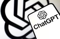 ARCHIV: Illustration vom ChatGPT-Logo auf einem Smartphone