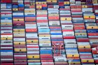 ARCHIV: Container an einem Terminal im Hamburger Hafen, Deutschland