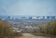 ARCHIV: Während des russischen Angriffs auf die Ukraine ist am Rande der Frontstadt Bakhmut in der Ukraine Rauch zu sehen, der von einer Granate erzeugt wird
