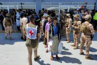 Befreite Houthi-Gefangene stehen auf dem Flughafen von Aden im Jemen, wo sie darauf warten, ein vom Internationalen Komitee vom Roten Kreuz (IKRK) gechartertes Flugzeug zu besteigen