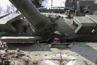 ARCHIV: Ein ukrainischer Soldat fährt einen erbeuteten russischen T-72-Panzer in Lukianivka, Ukraine