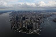ARCHIV: Luftaufnahme von Downtown Manhattan, dem Finanzzentrum in New York City