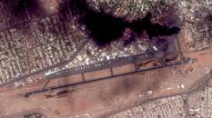ARCHIV: Das Satellitenbild zeigt Rauch und einen Überblick über den internationalen Flughafen von Khartum in Khartum, Sudan