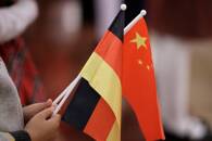 ARCHIV: Ein Student hält die Flaggen Chinas und Deutschlands in der Großen Halle des Volkes in Peking, China