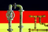 ARCHIV: Modell einer Erdgaspipeline und deutsche Flagge