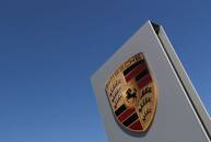 ARCHIV: Ein Porsche-Logo vor einem Porsche-Autohaus in Brüssel, Belgien