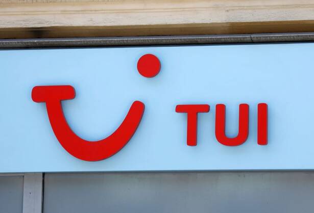 ARCHIV: Das Logo des deutschen Reiseunternehmens TUI auf einem Reisebüro in Paris, Frankreich, 23. Juni 2020.
