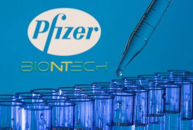 Reagenzgläser vor den Logos von Pfizer und Biontech, Zenica,
