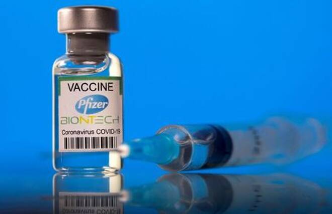 Eine Ampulle mit dem Impfstoff von Pfizer-BioNTech gegen die