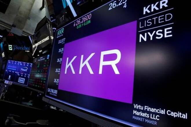 KKR-Logo auf einem Bildschirm auf dem Parkett der New