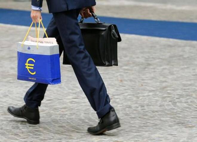Eine unidentifizierte Person trägt eine Tasche mit dem Euro-Logo und