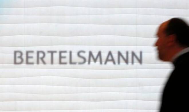 Ein Mann vor dem Logo des deutschen Medienkonzerns Bertelsmann