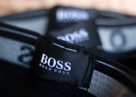 Das Logo des deutschen Modehauses Hugo Boss auf einem