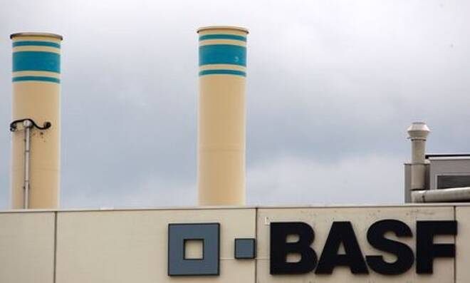 Das BASF-Logo an der Fassade des BASF-Werks und ehemaligen