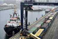 Container an einem Verladeterminal im Hafen von Kiel, Deutschland,