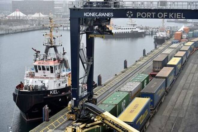 Container an einem Verladeterminal im Hafen von Kiel, Deutschland,