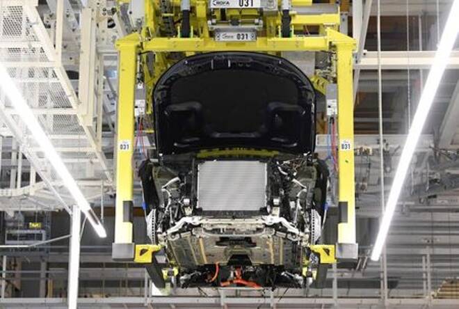 Eine Batteriezelle wird in einem Mercedes-Benz EQC Elektroauto installiert