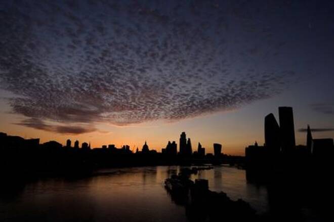 Die Skyline der City of London vor Sonnenaufgang, London,