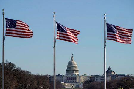 Das US-Kapitol unter wehenden Flaggen auf der National Mall