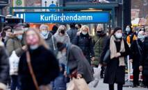 Menschen mit Gesichtsschutzmasken auf dem Kurfürstendamm in Berlin, Deutschland,