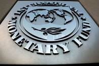 Das Logo des Internationalen Währungsfonds (IWF) vor dem Hauptgebäude,