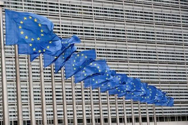 Die Flaggen der Europäischen Union vor dem Sitz der