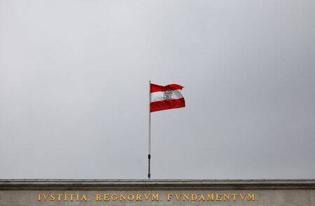 Die österreichische Nationalflagge auf dem Burgtor am österreichischen Nationalfeiertag