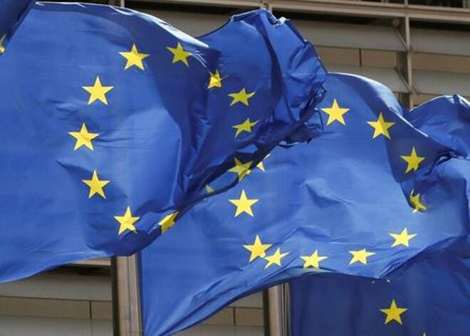 Flaggen der Europäischen Union vor dem Sitz der EU-Kommission,