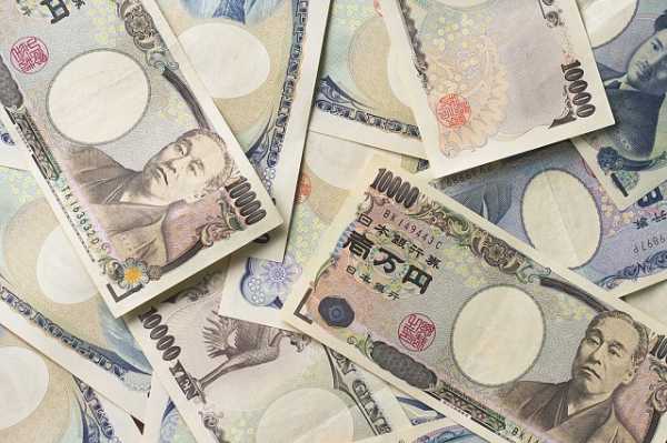 Yen Advances on Dollar and Euro After Modest Stimulus Plans